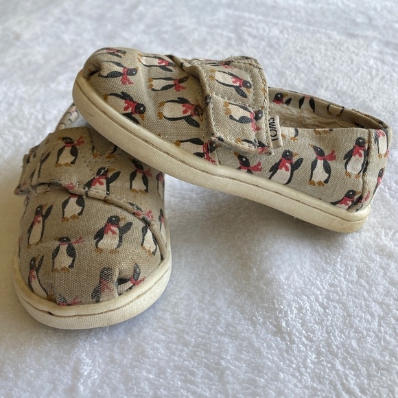 Toms Girl’s Penguin Slip Ons Sherpa Fleece Lined Flats Velcro Toddler Size 5 - Picture 4 of 9